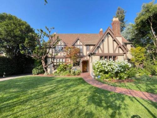 San Jose House | Timeless Tudor w/Game Room, Pool Table & Hot Tub