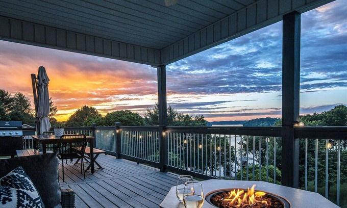 Winchester Cabin | ☀️Tims Ford Bliss☀️ amazing Lakefront views, private Dock, Beach, Firepit, Fun!