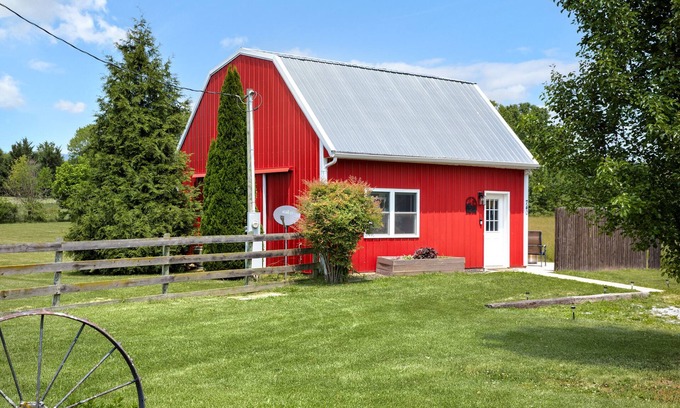 Luray House | Tiny Barn w/Modern Charm on 3 Acres, Mountain and Pasture Views- Sleeps 4