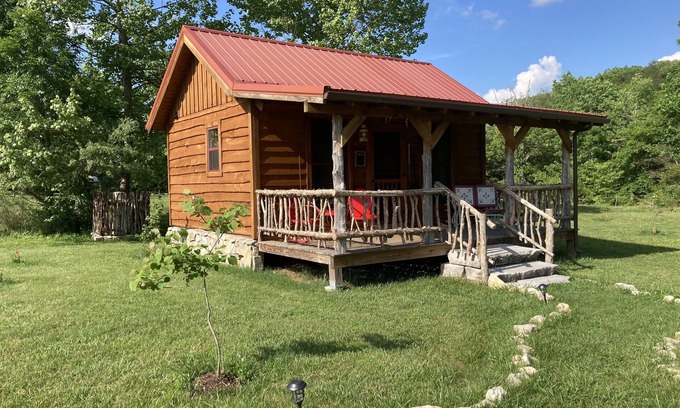 Forsyth Cabin | Tiny cabin farm stay!