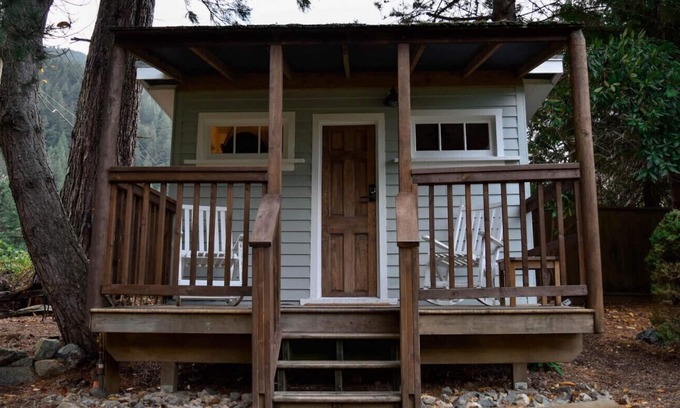 Harrison Hot Springs Cabin | TINY COTTAGE | QUEEN BED | KITCHEN | ACCOMMODATES 2 GUESTS