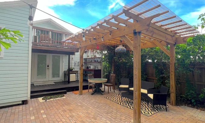 Bearss Plaza Cottage | Tiny Home Hideaway - Patio Pet-Friendly