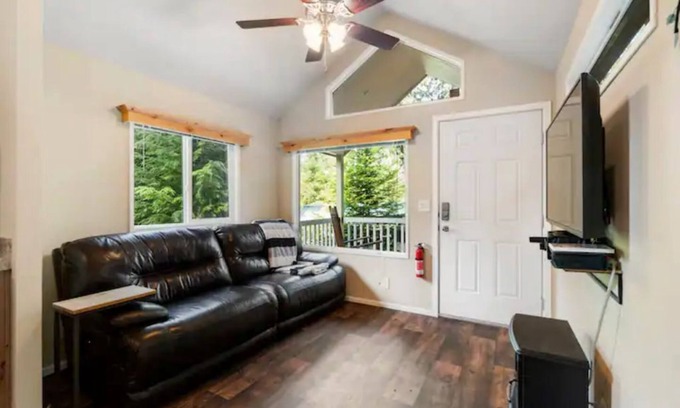Ashford House | Tiny Home @ Mt. Rainier with hot tub, fireplace, and WiFi