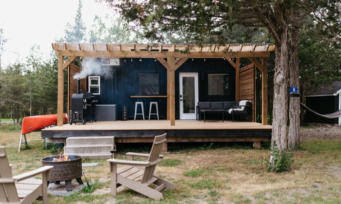 Tyendinaga Mohawk Territory House | Tiny Home Near Wine Country with Stargazing Loft