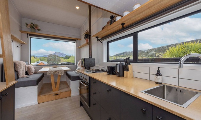 Wanaka Cabin | Tiny house - big fun! Mountain views, private garden, indoor & outdoor fires.