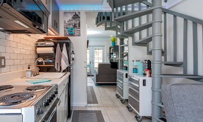 Waynesboro House | TINY HOUSE+fun+luxe+mod+EV charger+Fast Wifi+W/D+kitchen