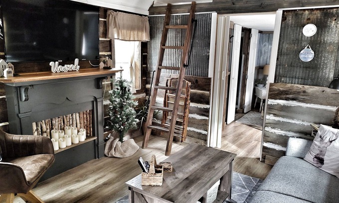 Springville House | Tiny House near Kentucky Lake, Wifi, Kayaks, Fire Pit🔥Dog-Friendly🐶Porch Swing