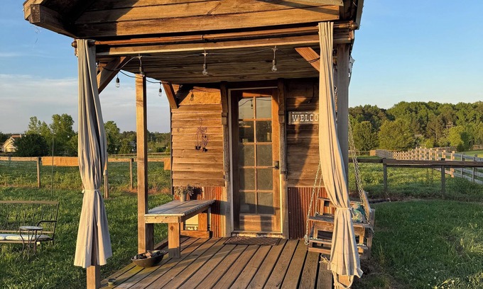 Social Circle Cabin | Tiny house on 50+ acre farm. Easy drive to Covington square and more!