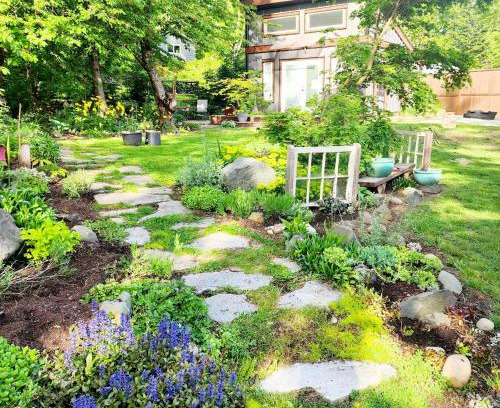 Campbell River House | Tiny House with HOT TUB, close to golf and hiking!