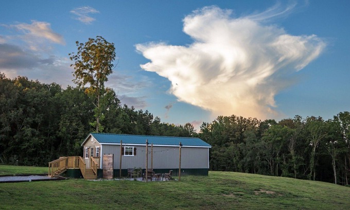 McMinnville House | Tiny House with lake view and large yard