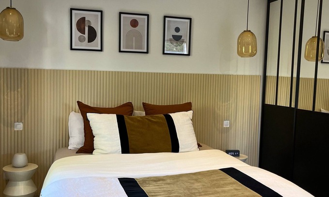 Eoures Condo | Tiny House with real Jacuzzi in the heart of Provence