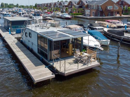 Uitgeest House | Tiny Houseboat De Woudaap - I