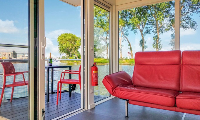 Nieuwpoort Boat Rental | Tinyhouse-style houseboat in Nieuwpoort.