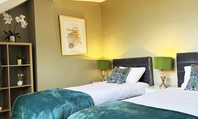 Belfast House | Titanic The Lady - 3 Bed Townhouse