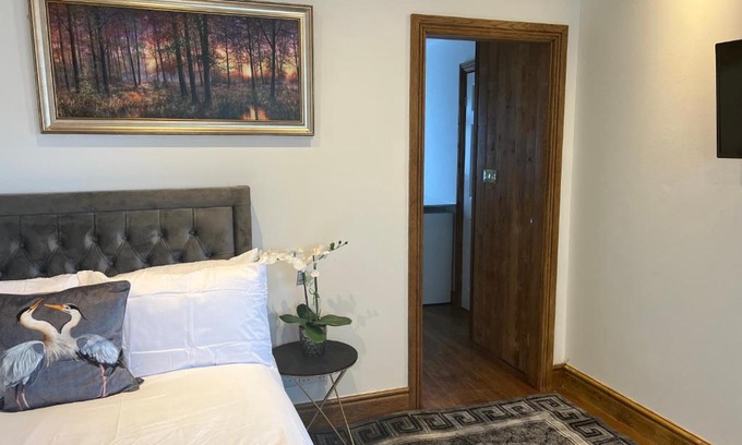 Manor Apartment | TJ Homes - Entire place for 5 Guests - London