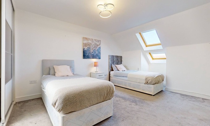 Stanford-le-Hope House | Tms Lovely 5-Bed House in Stanford-le-Hope