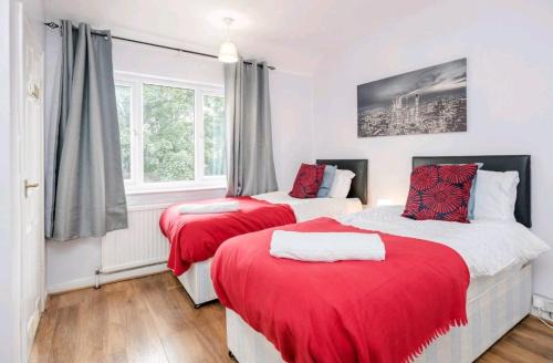 River House | TMS Spacious 4 bedroom house! Free Parking! Crosby Dagenham!