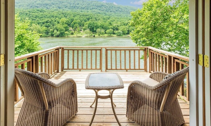 Chattanooga Cabin | TN River Getaway 10 min to Downtown Chattanooga Amazing Gorge Views