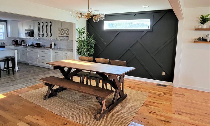 McFerrin Park House | tn⭐Skyline views!⭐ Mins from Downtown and Topgolf! Large Deck, Fenced in yard!
