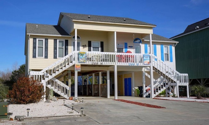 Holden Beach House | Toadally Relaxin' - Open Sunny Floor Plan - Bring Your Dog!