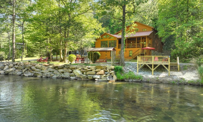 Blue Ridge Cabin | Toccoa River Frontage - Steps from the water, Sleeps 10, Fire Pit, Pet Friendly