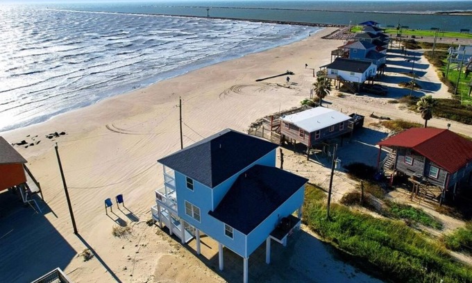 Surfside Beach House | “Toes in the Water” beachfront house 4bed/3bath sleeps 12 on pedestrian beach