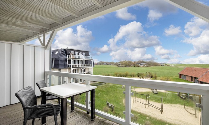 Wremen Apartment | Tolle Ferienwohnung in Strandnähe mit Sauna und Balkon mit Land- und Meerblick