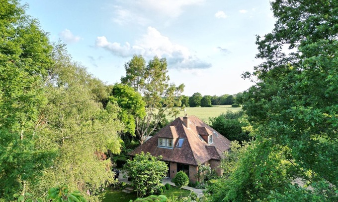 Abbess Roding House | Tollgate Farm Kent: country house, grounds and hot tub