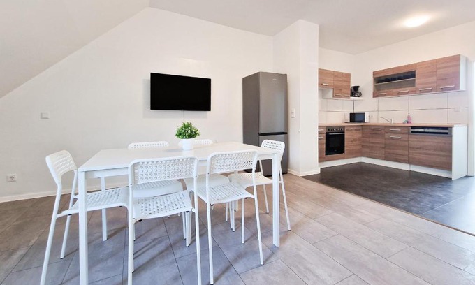 Beeck Apartment | Tolstov Apartments - 3 and 4 Room Monteur Apartments