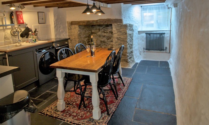 Looe Cottage | Tolva Cottage: 2-bedrooms, close to beach, harbour, town & quayside amenities.