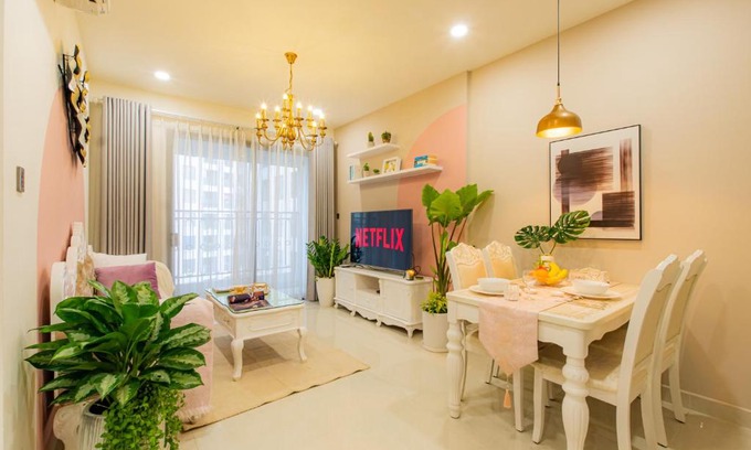 Bach Dang Riverside Apartment | Tommy Home 2Bedroom 86m2 Pool&Gym in Royal Residence