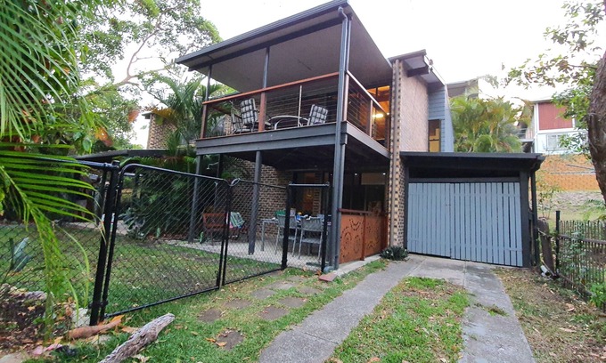 Point Lookout House | Toms Holiday House, Point Lookout Straddie sleeps 10 ducted air-con 2 bathrooms.
