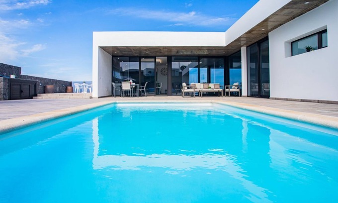 Tinajo Villa | Tony´s Luxury Villa, heated pool, wifi