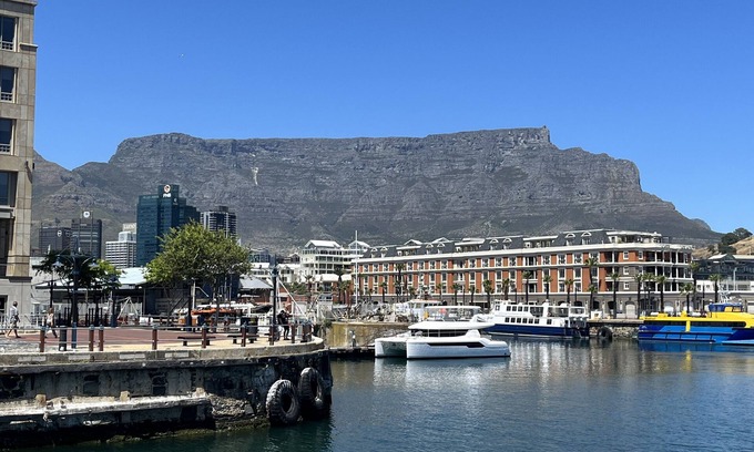 Sea Point Apartment | Top Corner Apartment With Views To Robben Island and a corner of Table Mountain