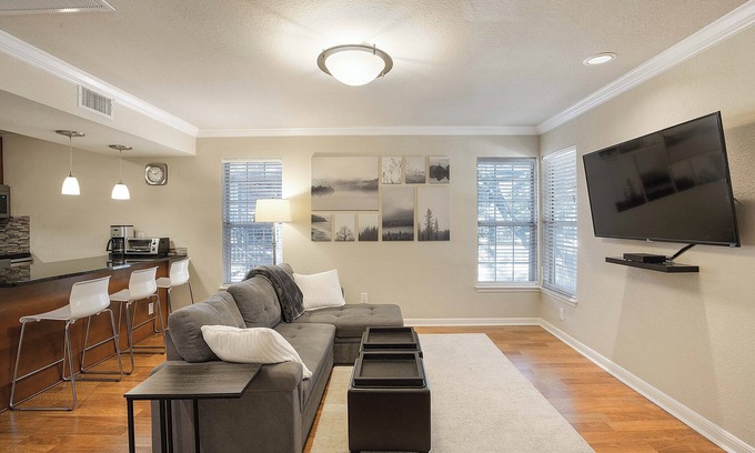 Allandale Apartment | Top floor 1-bedroom in North Central Austin with King Bed and Workstation