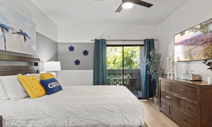 North Scottsdale Condo | Top-Floor 1BR Stroll to Golf, Shops & Dining