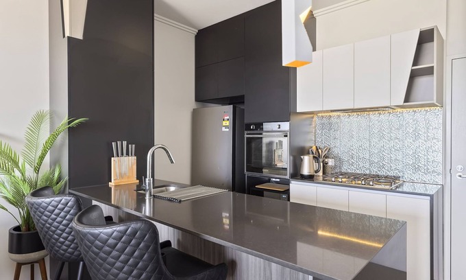 Kangaroo Point Apartment | Top Floor 2 bed Apartment with Wifi, Parking & Pool. Walk to Bus & Local Shops