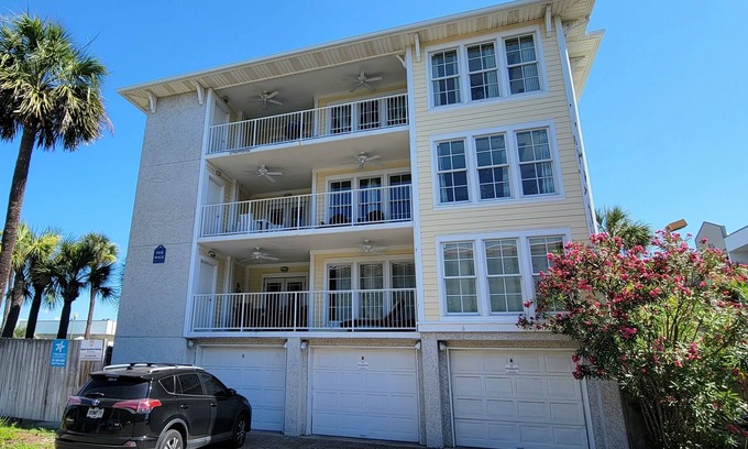 Tybee Island Condo | Top floor 3 Bed 2 Bath Condo - Half Block To The Beach - Covered Parking