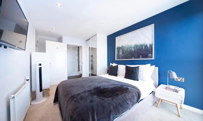 Wembley Park Apartment | Top Floor Apt - 2 Bed/2 Bath + Private Balcony