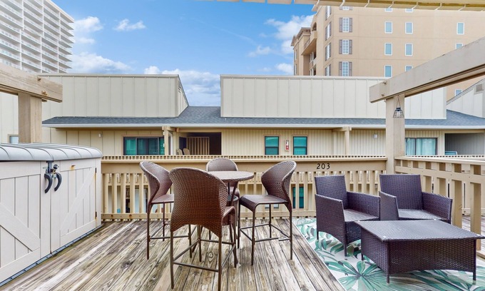 Gulf Shores Condo | Top-floor beachfront condo with Gulf-view balcony, pool & beach access