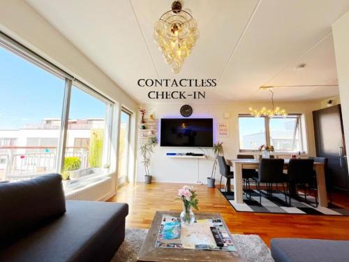 Gronland Apartment | Top floor city center flat with free parking