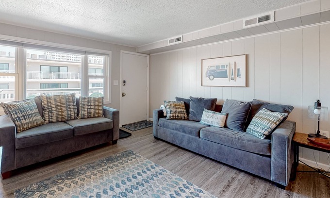 Midtown Ocean City Condo | Top-floor condo on the ocean block with ocean/bay views, balcony & AC