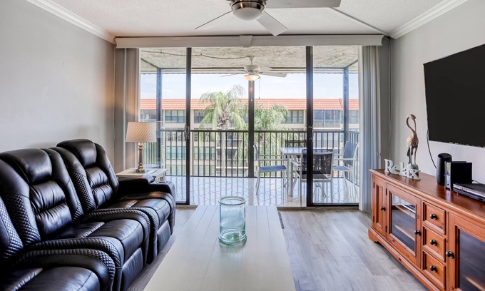 Indian Shores Condo | Top-floor condo with balcony, water view, pool & hot tub - walk to the beach