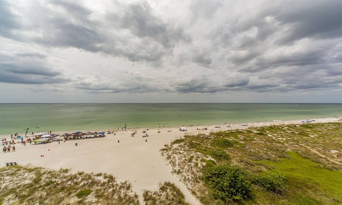 Madeira Beach Condo | Top Floor Direct Beachfront - Madeira Norte #510