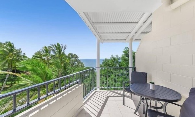 Trinity Beach Apartment | Top Floor - Enjoy the Sea Breeze