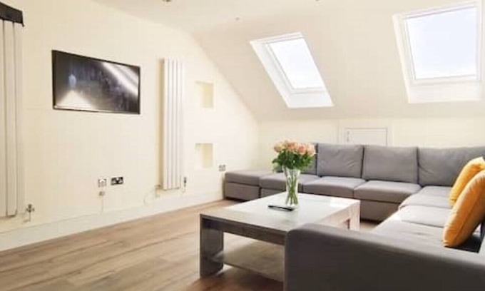 Hillingdon Apartment | Top Floor Flat 5 Northwood