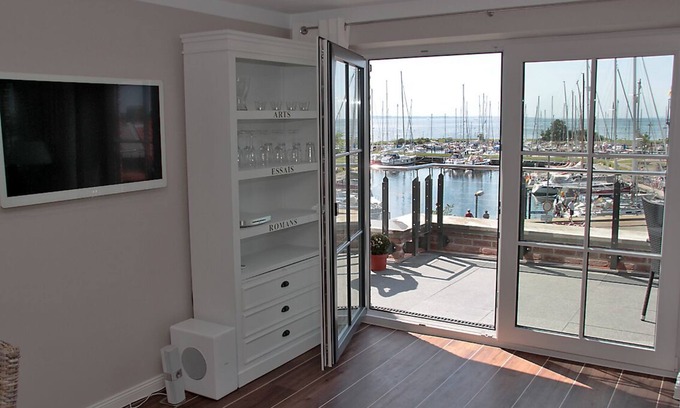 Lemkenhafen Apartment | Top Floor Flat with roof terrace and harbour view
