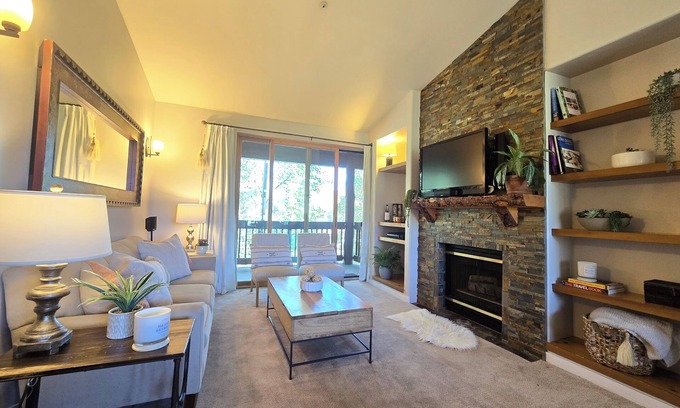 Gorgosa Condo | Top floor furnished 3BD/2BA Park City condo for rent, beautiful mountain views!