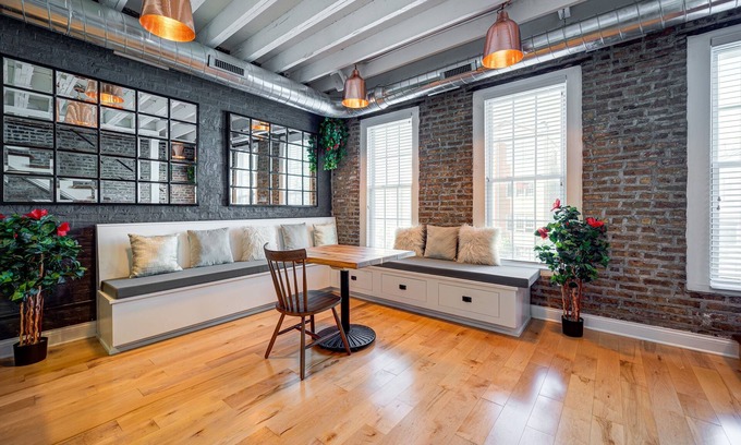West Town Apartment | Top Floor in the Heart of West Town! Perfect for Any Group and PET FRIENDLY! by AllSet Turnover