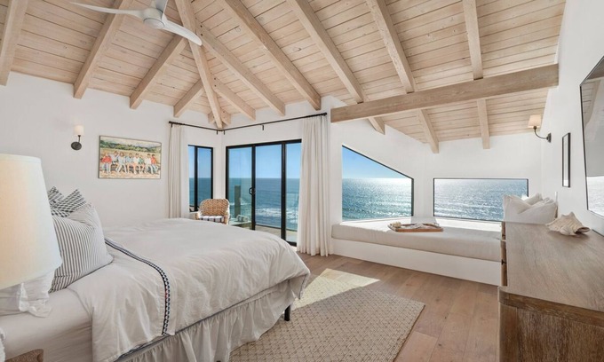 Solana Beach Apartment | Top Floor Oceanfront Retreat, a Short 3-5 Minute Walk to the Beach
